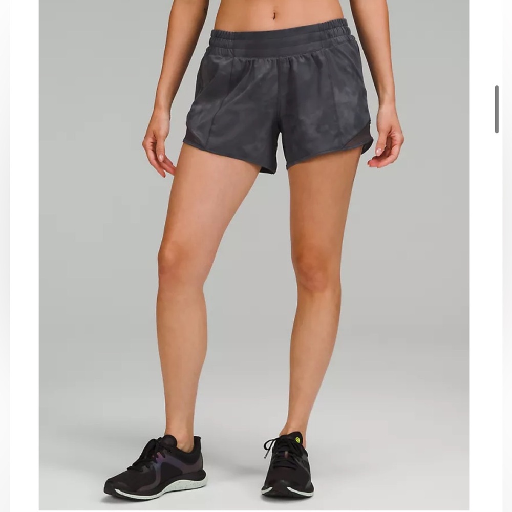 Like new Lululemon Hotty Hot Low Rise Lined Short 4”